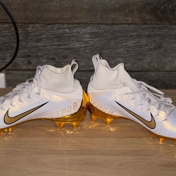 Nike Men's White and Gold Athletic Cleats - Picture 3 of 4